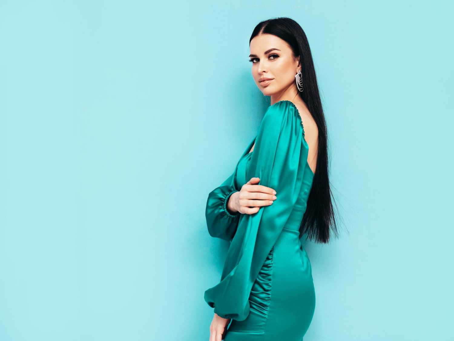 Rochii cu mâneci lungi pline de eleganță și stil pentru evenimente speciale