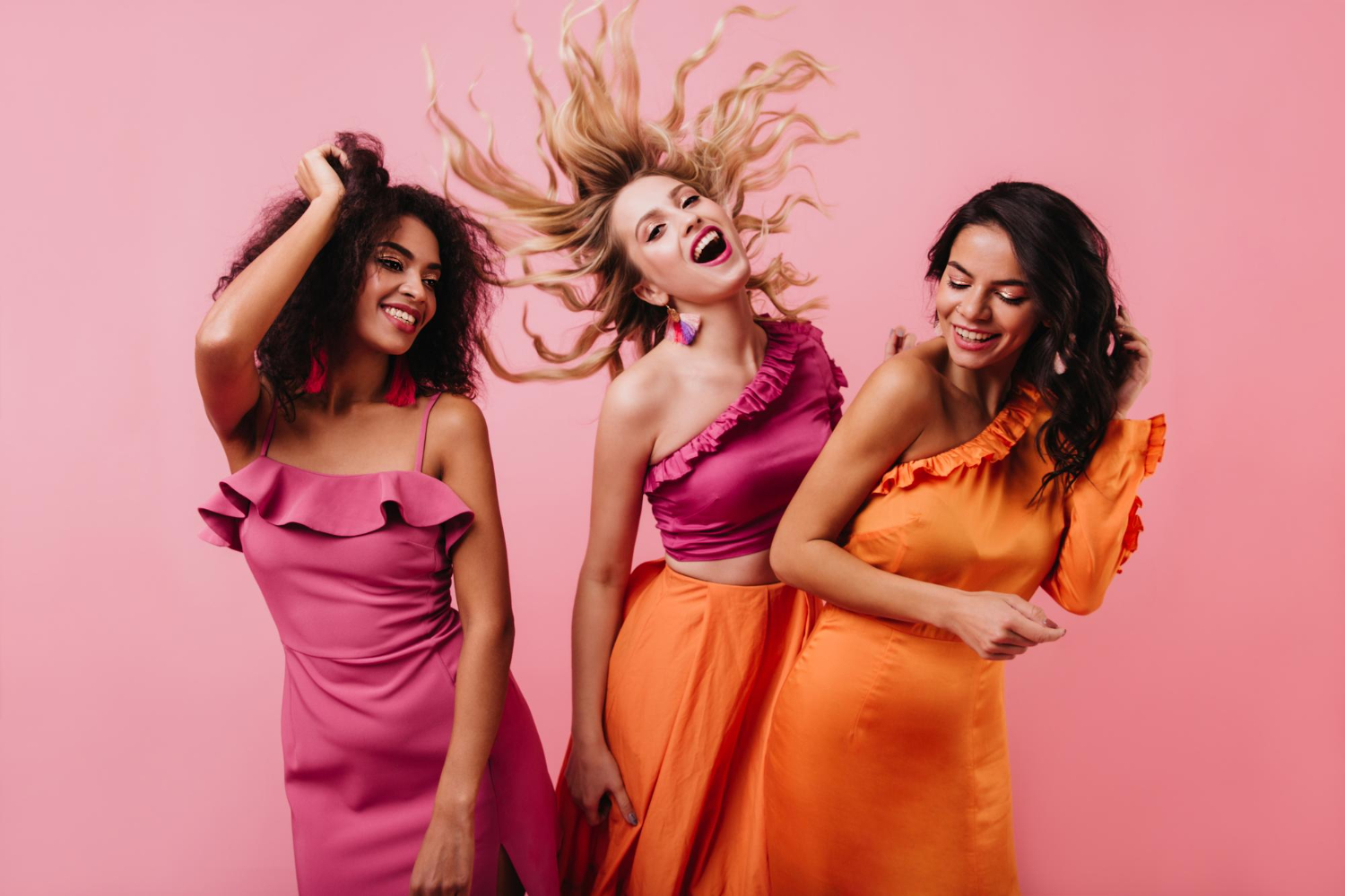 Modele de rochii cu care vei face furori la evenimentele din această vară