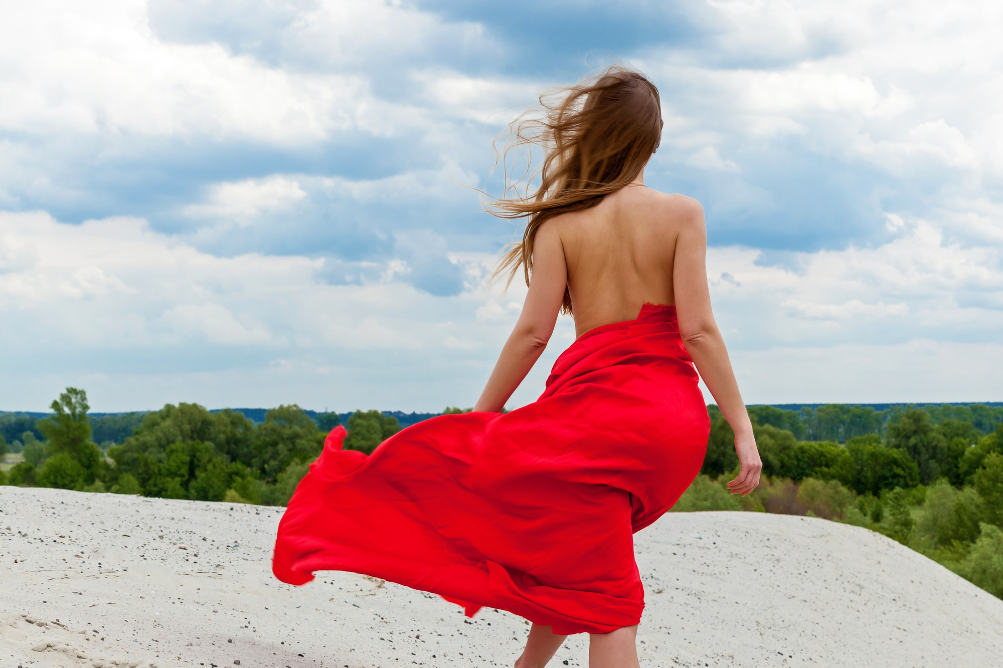 Rochia cu spatele gol – O alegere îndrăzneață și seducătoare